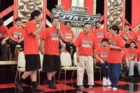 ラブレターズ（右）がシークレットブーツを脱いでコットンと背比べをするワンシーン。