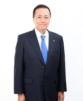 「下北沢カレーフェスティバル」を応援している世田谷区長・保坂展人氏。