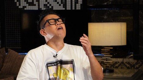 ラーメンを味わう宮川大輔。