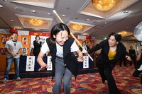 記者に竹刀打ちを食らわせるゆりやんレトリィバァ。