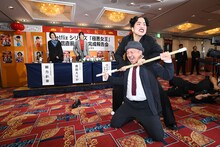 監督の白石和彌を締め上げるゆりやんレトリィバァ。