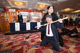 監督の白石和彌を締め上げるゆりやんレトリィバァ。