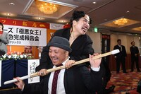 監督の白石和彌を締め上げるゆりやんレトリィバァ。