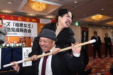 監督の白石和彌を締め上げるゆりやんレトリィバァ。