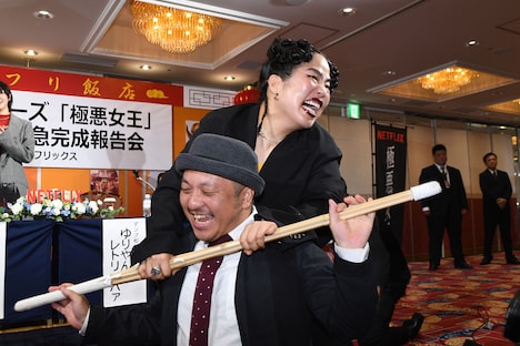 監督の白石和彌を締め上げるゆりやんレトリィバァ。