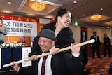 監督の白石和彌を締め上げるゆりやんレトリィバァ。