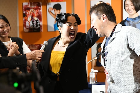 竹刀打ちを希望した記者に一発食らわせたあと「極悪女王」を観るよう凄むゆりやんレトリィバァ。体を蹴るときはきちんと靴を脱いでいた。