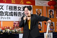 感極まりながら白石和彌に感謝を伝えるゆりやんレトリィバァ。