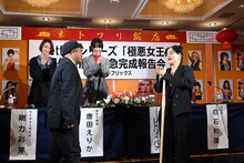 白石和彌に感謝を伝えるゆりやんレトリィバァ。