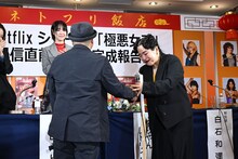 白石和彌と握手するゆりやんレトリィバァ。