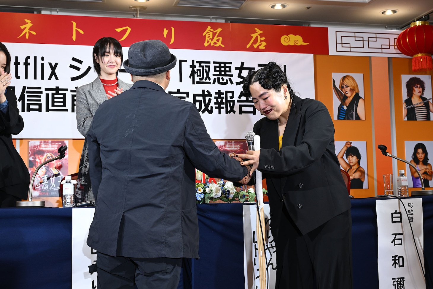 白石和彌と握手するゆりやんレトリィバァ。