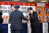 白石和彌と握手するゆりやんレトリィバァ。