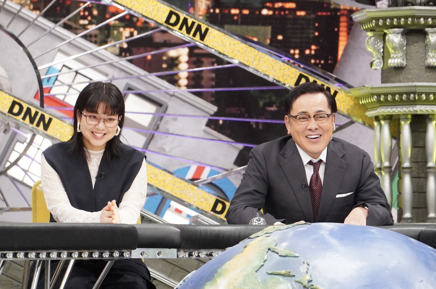 左から、杉原千尋アナ、アリタ哲平。(c)フジテレビ