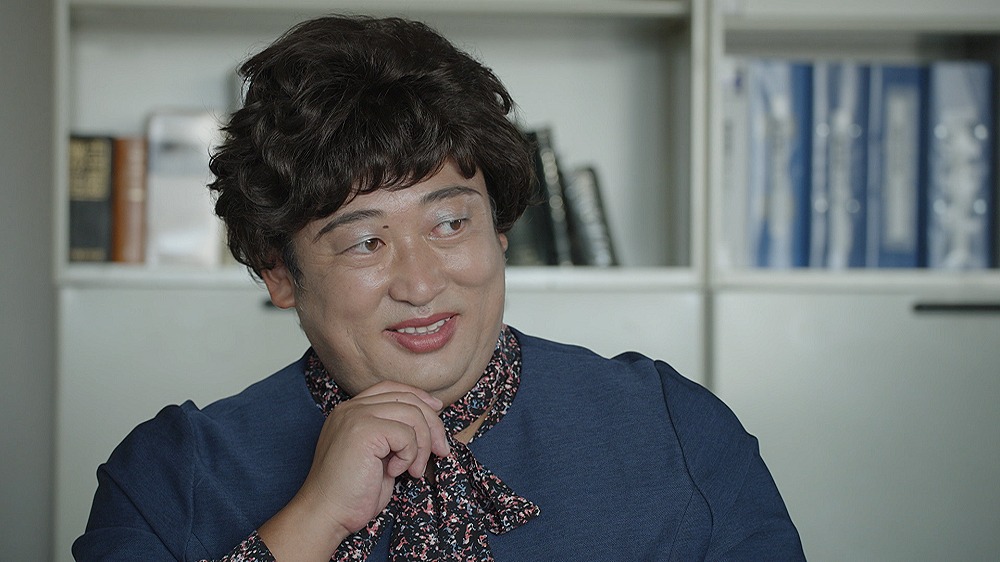 「あきやま魯山人」でロバート秋山が扮する人物。(c)フジテレビ