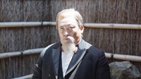 「あきやま魯山人」でロバート秋山が扮する人物。(c)フジテレビ