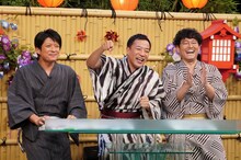 倉田大誠アナ（左）とナイツ。(c)フジテレビ