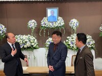 「ゲストダイアン」で“終活”を学ぶモト冬樹（左）とダイアン。(c)ABCテレビ