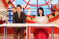 左から東野幸治、中島めぐみアナウンサー。(c)関西テレビ