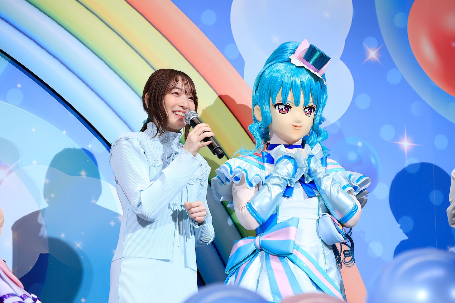 上田麗奈（左）とキュアリリアン（右）。