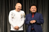 満席の会場を見渡す鬼越トマホーク。