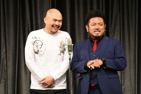 満席の会場を見渡す鬼越トマホーク。