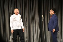 来場客に失礼な発言をする鬼越トマホーク坂井（左）。