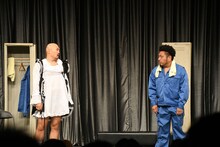 コントを披露する鬼越トマホーク。