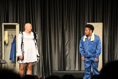 コントを披露する鬼越トマホーク。