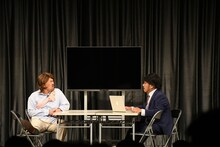 コントを披露する鬼越トマホーク。