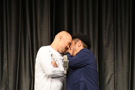 ネタを飛ばしてしまい、金ちゃんに耳打ちされる坂井（左）。