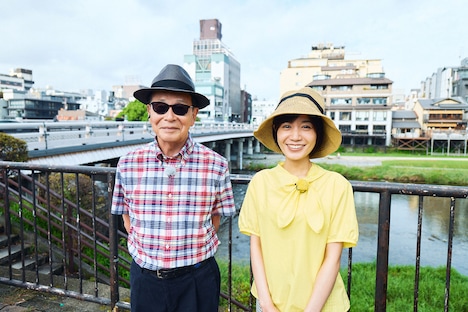 タモリと佐藤茉那（NHKアナウンサー）。(c)NHK