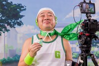 Web動画「ちょこっとヒーロー グリーングリーン」撮影中のチョコレートプラネット松尾。