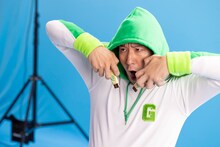 Web動画「ちょこっとヒーロー グリーングリーン」撮影中のチョコレートプラネット長田。