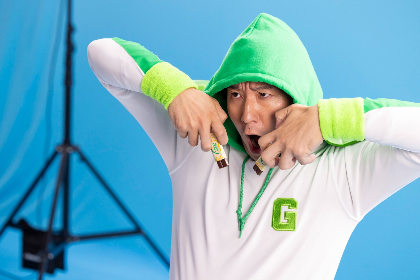 Web動画「ちょこっとヒーロー グリーングリーン」撮影中のチョコレートプラネット長田。