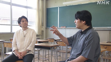 インタビューを受ける佐久間宣行。(c)NHK