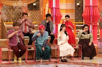 お茶を飲む出演者たち。(c)フジテレビ