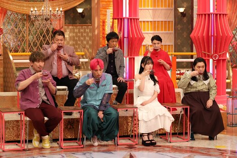 お茶を飲む出演者たち。(c)フジテレビ