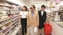 コンビニの実店舗を訪れるタモリ（中央）。(c)テレビ朝日