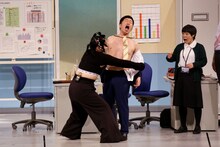 吉田裕との乳首ドリルを披露するゆりやんレトリィバァ。