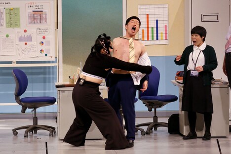 吉田裕との乳首ドリルを披露するゆりやんレトリィバァ。