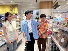 銀座「ひろしまブランドショップTAU」にて、西山穂乃加とさや香。(c)TSS