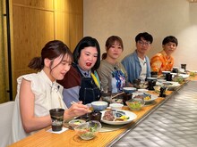 ハンバーグを食べる西山穂乃加と紅しょうが、さや香。(c)TSS