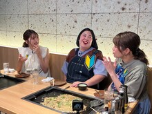 もんじゃ焼きを食べながらトークする、西山穂乃加と紅しょうが。(c)TSS