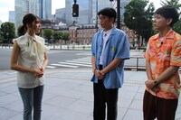 東京駅にて、西山穂乃加とさや香。(c)TSS