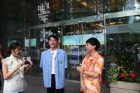 丸の内ビル前にて、西山穂乃加とさや香。(c)TSS