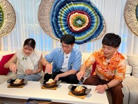 飲めるフレンチトーストを食べる西山穂乃加とさや香。(c)TSS