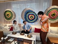 さや香・石井から新しい挨拶を学ぶ西山穂乃加。(c)TSS