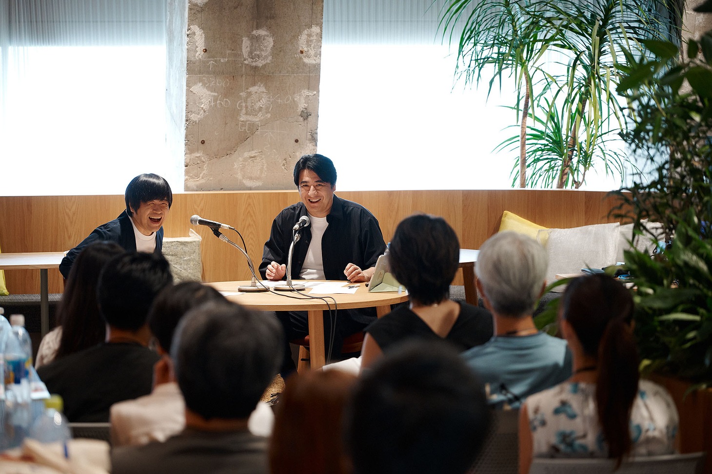 5年後、30年後にどうなっていたいか語るバカリズム（左）と佐久間宣行（右）。