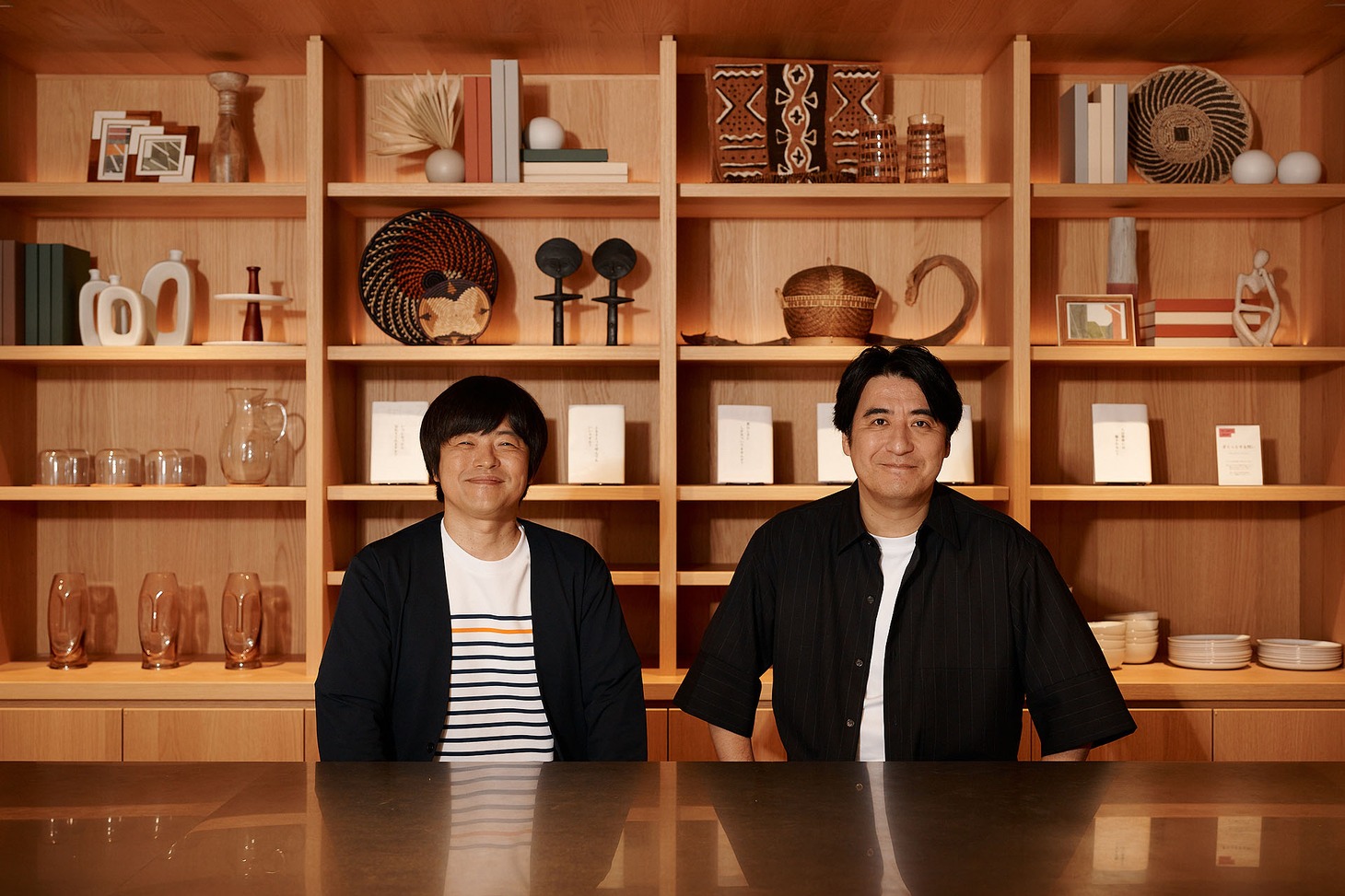 バカリズム（左）と佐久間宣行（右）。