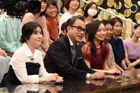 オーディエンスの（左から）宮澤エマ、三谷幸喜、齊藤京子。(c)フジテレビ